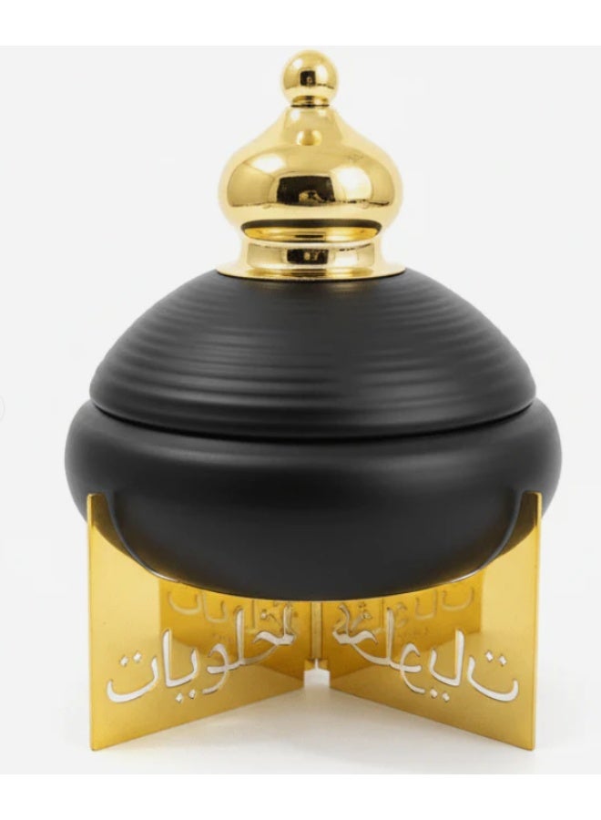 أي كي دي سي مرطبان حلوى معدني مزخرف من AKDC مع غطاء وحامل مرتفع - مرطبان تخزين أنيق باللونين الأسود والذهبي للحلويات والفواكه المجففة والعرض المنزلي، مقاس 22 × 18 سم - Image 1